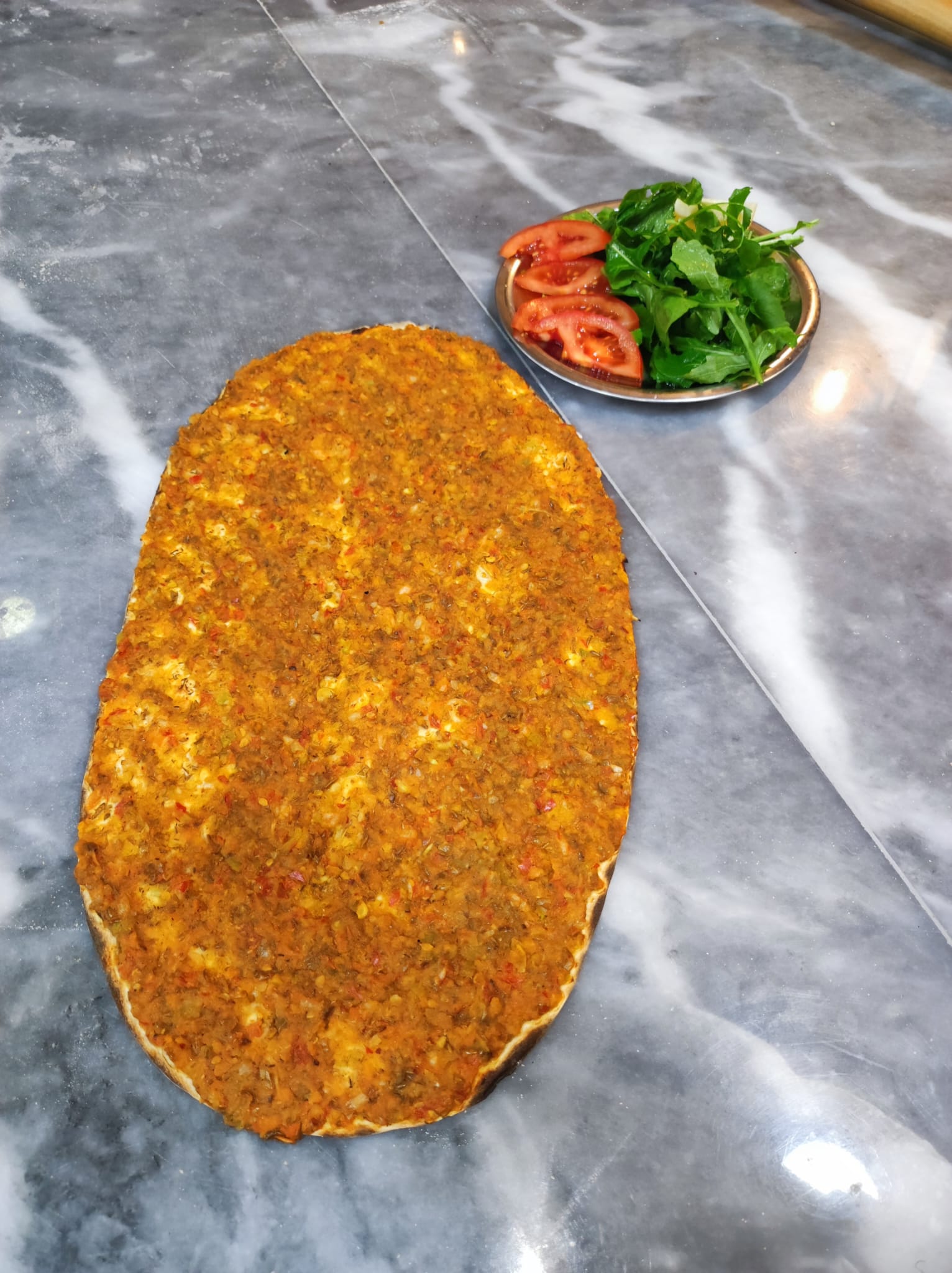 Sıcak lahmacun servis edilirken